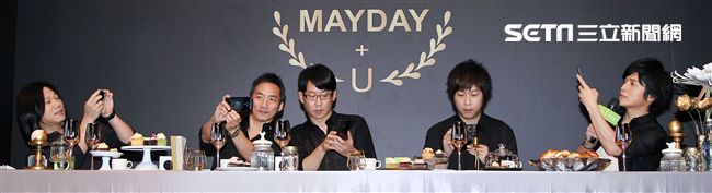 五月天玩自拍與粉絲們度過難忘的夏天。（記者邱榮吉/攝影）