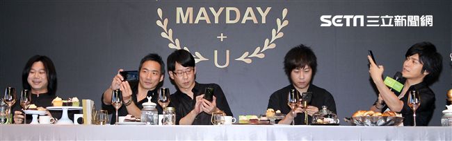 五月天玩自拍與粉絲們度過難忘的夏天。（記者邱榮吉/攝影）