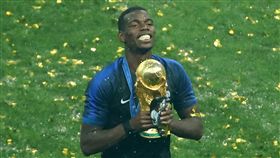 博格巴（Paul Pogba）帶著父親肖像的護脛一起拿獎盃。（圖／路透社／達志影像）