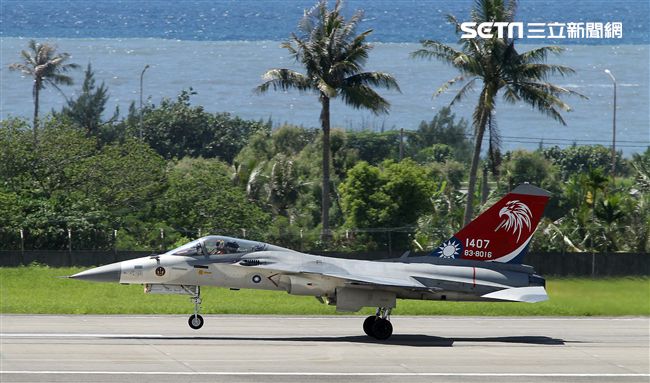 107空軍國防知性之旅營區開放台東志航基地登場，IDF經國號戰機實施高難度性能展示。（記者邱榮吉/台東拍攝）