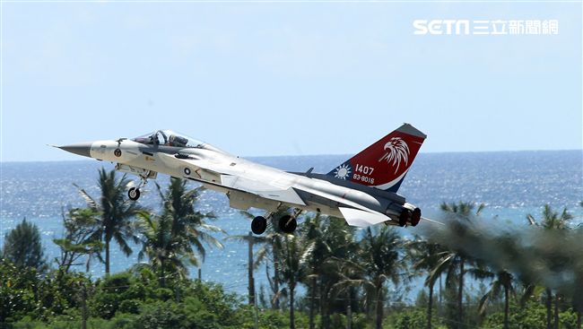 107空軍國防知性之旅營區開放台東志航基地登場，IDF經國號戰機實施高難度性能展示。（記者邱榮吉/台東拍攝）