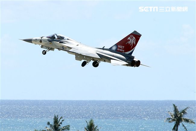 107空軍國防知性之旅營區開放台東志航基地登場，IDF經國號戰機實施高難度性能展示。（記者邱榮吉/台東拍攝）