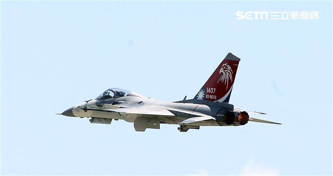 107空軍國防知性之旅營區開放台東志航基地登場，IDF經國號戰機實施高難度性能展示。（記者邱榮吉/台東拍攝）