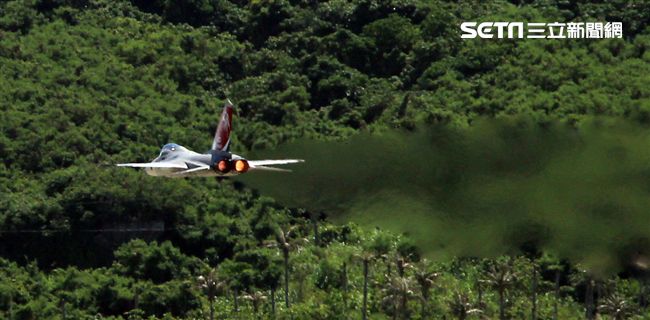 107空軍國防知性之旅營區開放台東志航基地登場，IDF經國號戰機實施高難度性能展示。（記者邱榮吉/台東拍攝）