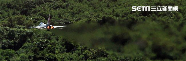 107空軍國防知性之旅營區開放台東志航基地登場，IDF經國號戰機實施高難度性能展示。（記者邱榮吉/台東拍攝）