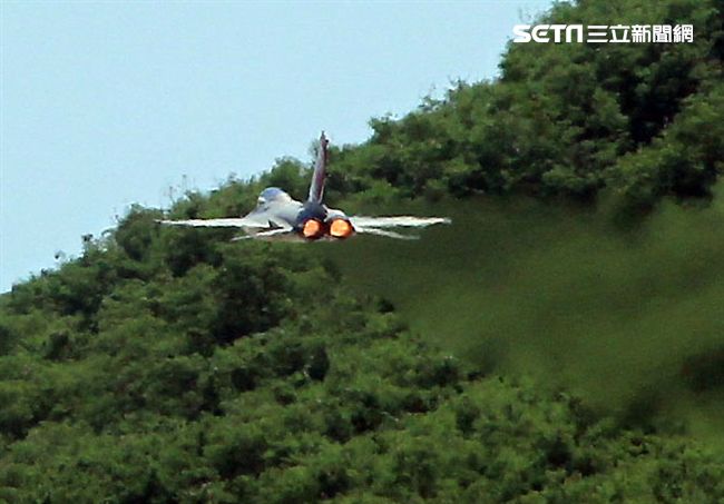 107空軍國防知性之旅營區開放台東志航基地登場，IDF經國號戰機實施高難度性能展示。（記者邱榮吉/台東拍攝）