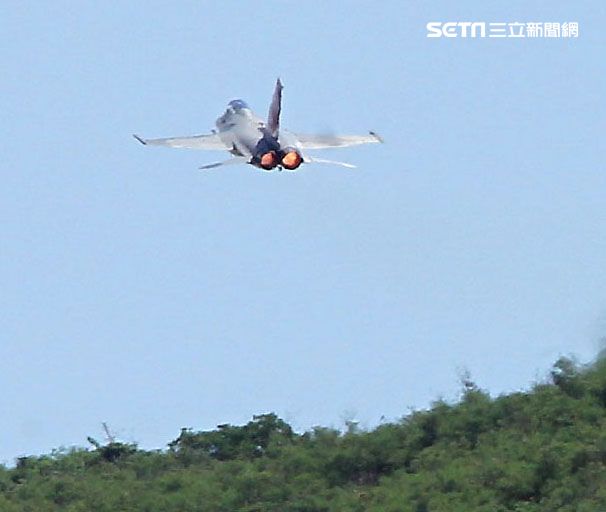 107空軍國防知性之旅營區開放台東志航基地登場，IDF經國號戰機實施高難度性能展示。（記者邱榮吉/台東拍攝）