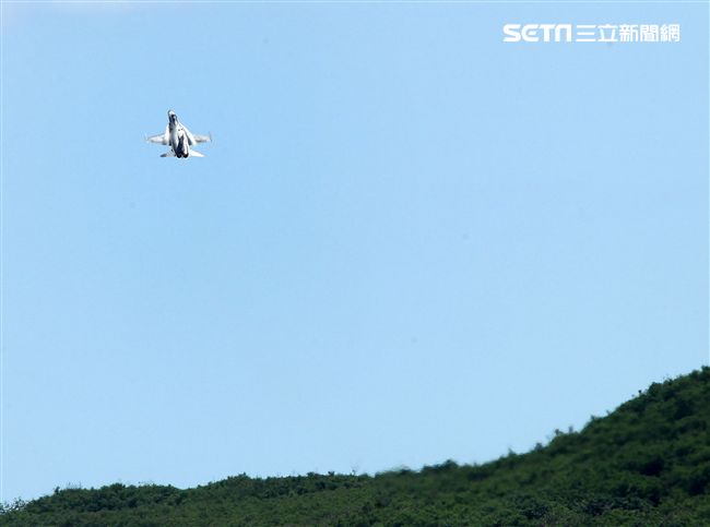 107空軍國防知性之旅營區開放台東志航基地登場，IDF經國號戰機實施高難度性能展示。（記者邱榮吉/台東拍攝）