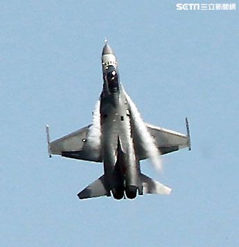 107空軍國防知性之旅營區開放台東志航基地登場，IDF經國號戰機實施高難度性能展示。（記者邱榮吉/台東拍攝）