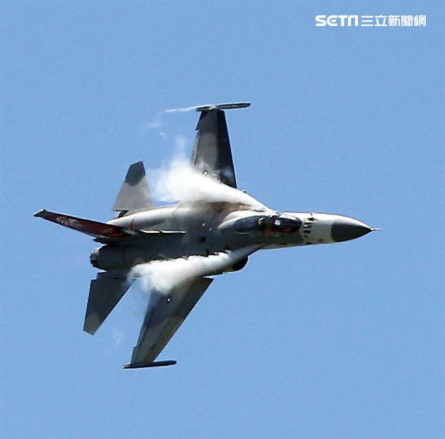 107空軍國防知性之旅營區開放台東志航基地登場，IDF經國號戰機實施高難度性能展示。（記者邱榮吉/台東拍攝）