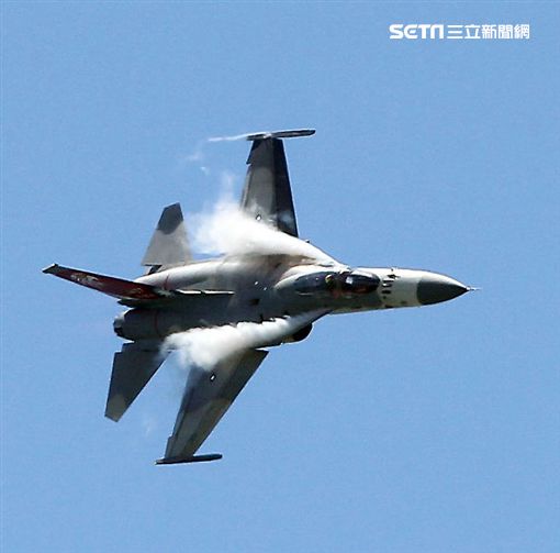 107空軍國防知性之旅營區開放台東志航基地登場，IDF經國號戰機實施高難度性能展示。（記者邱榮吉/台東拍攝）