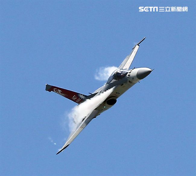 107空軍國防知性之旅營區開放台東志航基地登場，IDF經國號戰機實施高難度性能展示。（記者邱榮吉/台東拍攝）