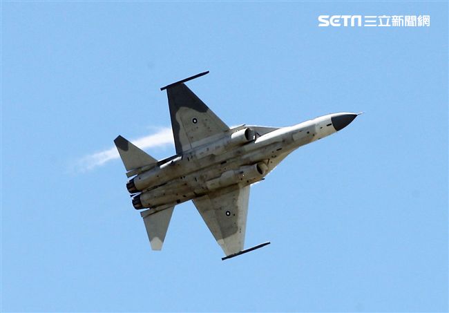 107空軍國防知性之旅營區開放台東志航基地登場，IDF經國號戰機實施高難度性能展示。（記者邱榮吉/台東拍攝）