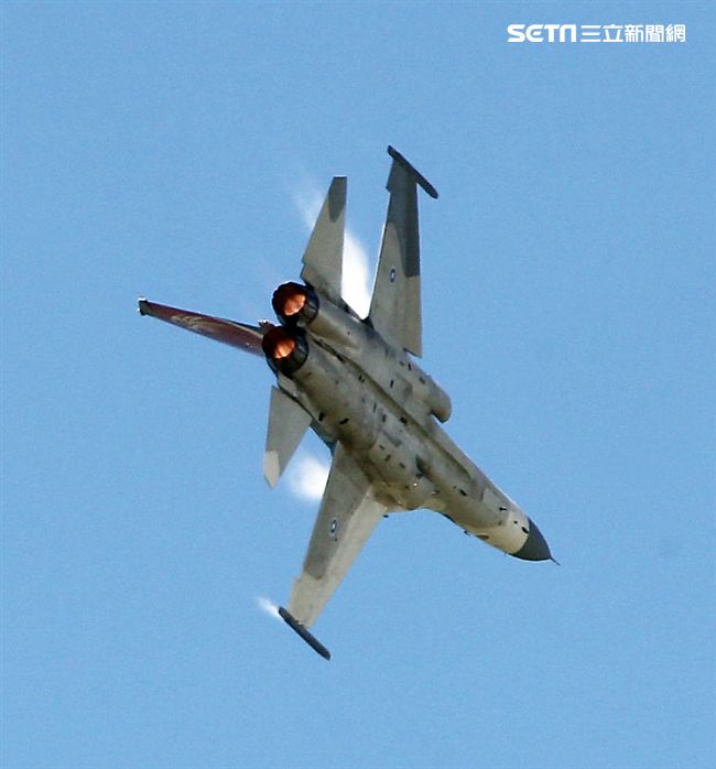 107空軍國防知性之旅營區開放台東志航基地登場，IDF經國號戰機實施高難度性能展示。（記者邱榮吉/台東拍攝）