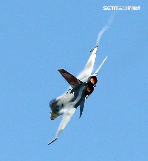 107空軍國防知性之旅營區開放台東志航基地登場，IDF經國號戰機實施高難度性能展示。（記者邱榮吉/台東拍攝）