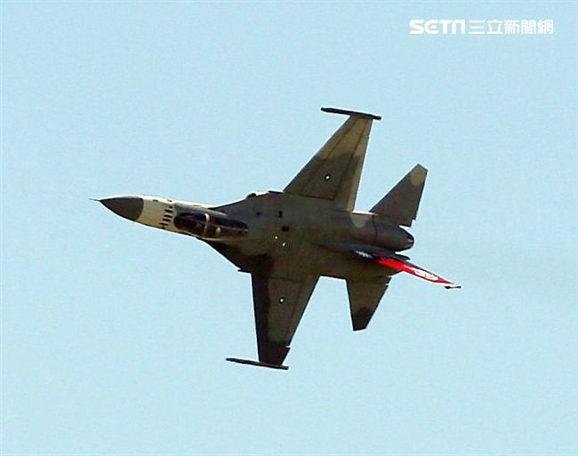 107空軍國防知性之旅營區開放台東志航基地登場，IDF經國號戰機實施高難度性能展示。（記者邱榮吉/台東拍攝）