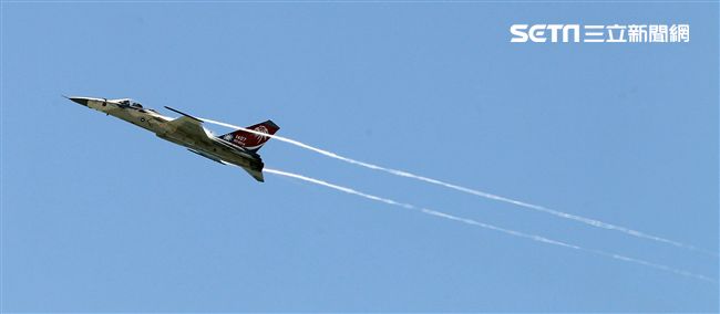 107空軍國防知性之旅營區開放台東志航基地登場，IDF經國號戰機實施高難度性能展示。（記者邱榮吉/台東拍攝）