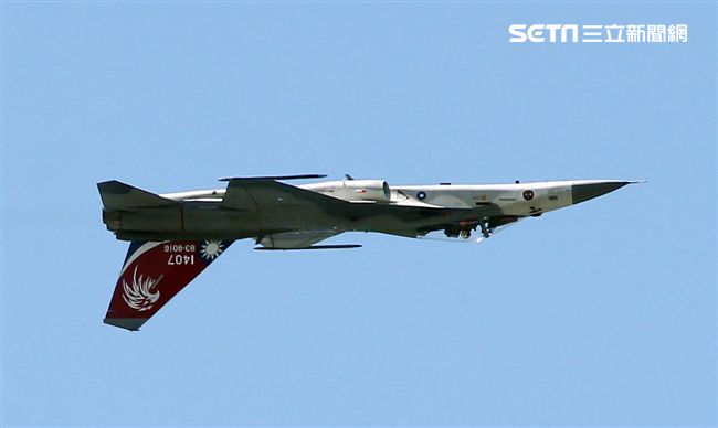 107空軍國防知性之旅營區開放台東志航基地登場，IDF經國號戰機實施高難度性能展示。（記者邱榮吉/台東拍攝）