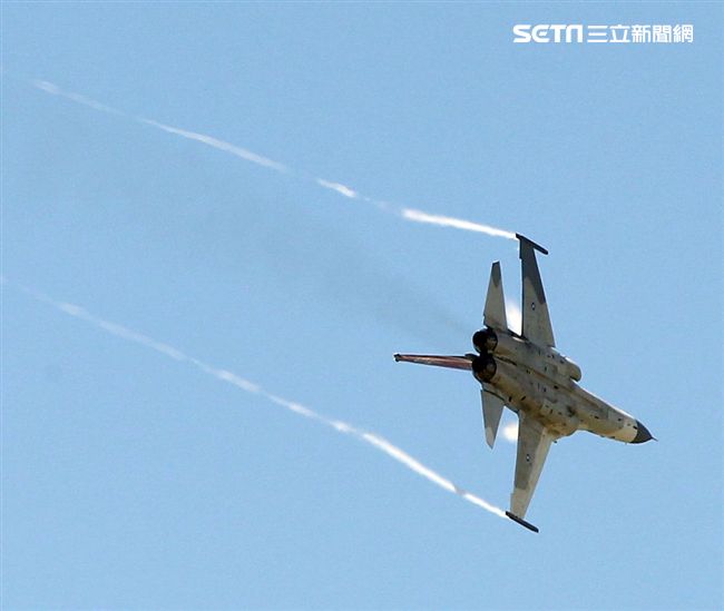 107空軍國防知性之旅營區開放台東志航基地登場，IDF經國號戰機實施高難度性能展示。（記者邱榮吉/台東拍攝）