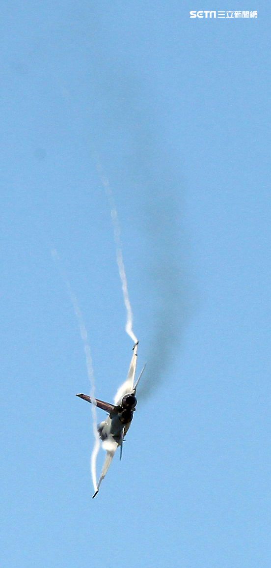 107空軍國防知性之旅營區開放台東志航基地登場，IDF經國號戰機實施高難度性能展示。（記者邱榮吉/台東拍攝）
