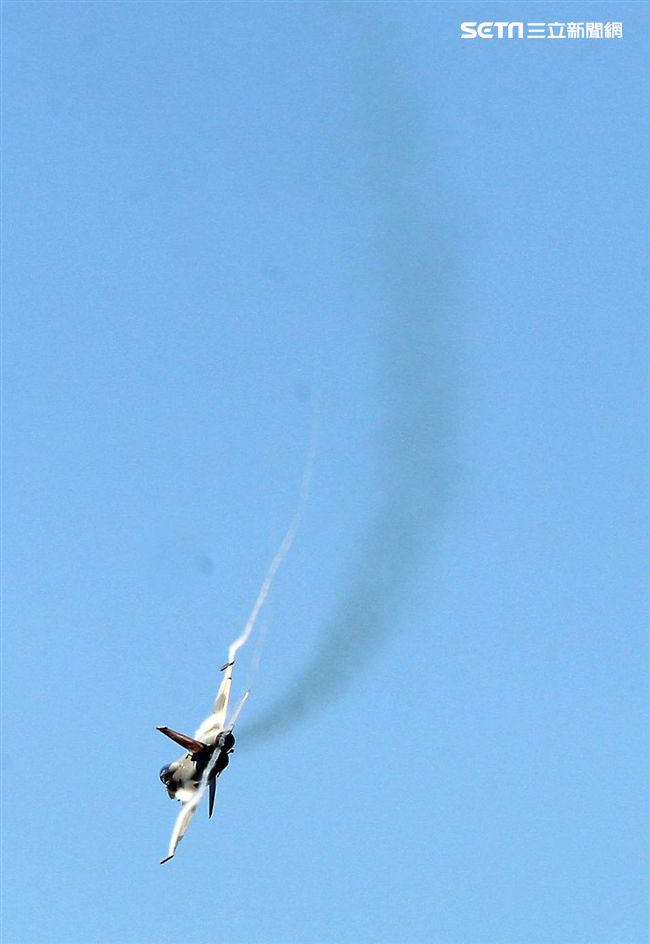107空軍國防知性之旅營區開放台東志航基地登場，IDF經國號戰機實施高難度性能展示。（記者邱榮吉/台東拍攝）