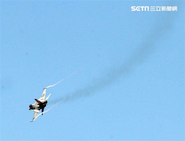 107空軍國防知性之旅營區開放台東志航基地登場，IDF經國號戰機實施高難度性能展示。（記者邱榮吉/台東拍攝）