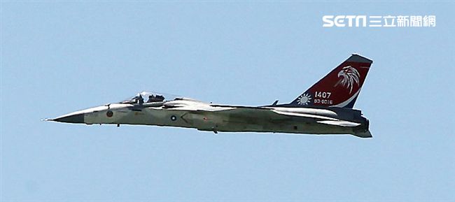 107空軍國防知性之旅營區開放台東志航基地登場，IDF經國號戰機實施高難度性能展示。（記者邱榮吉/台東拍攝）