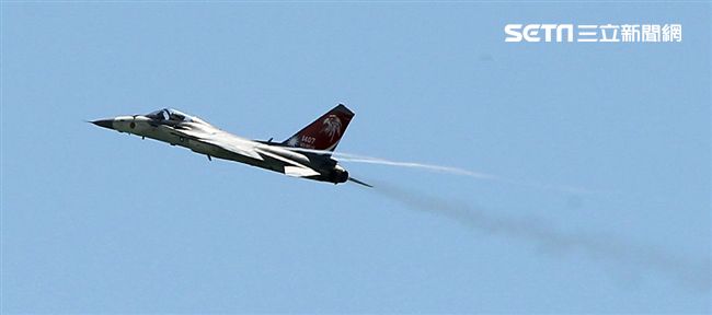 107空軍國防知性之旅營區開放台東志航基地登場，IDF經國號戰機實施高難度性能展示。（記者邱榮吉/台東拍攝）