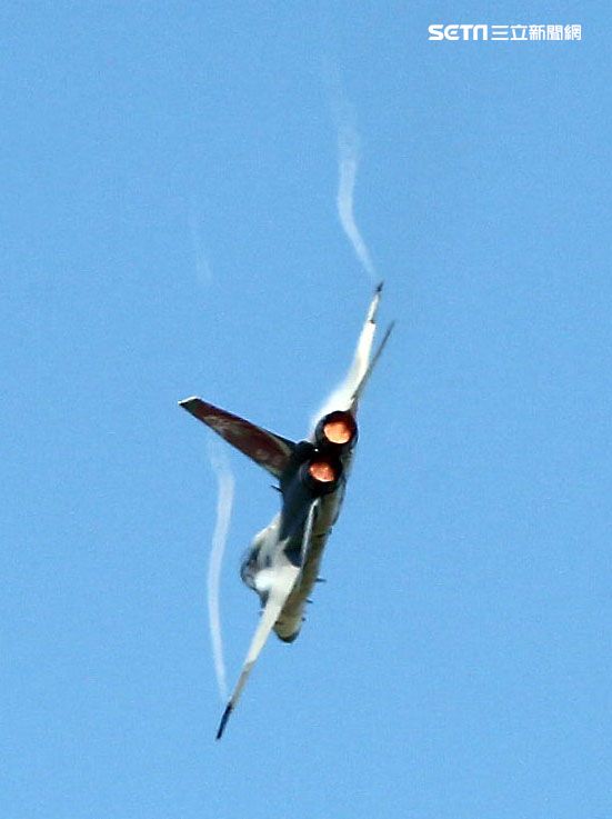 107空軍國防知性之旅營區開放台東志航基地登場，IDF經國號戰機實施高難度性能展示。（記者邱榮吉/台東拍攝）