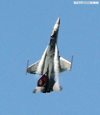 107空軍國防知性之旅營區開放台東志航基地登場，IDF經國號戰機實施高難度性能展示。（記者邱榮吉/台東拍攝）