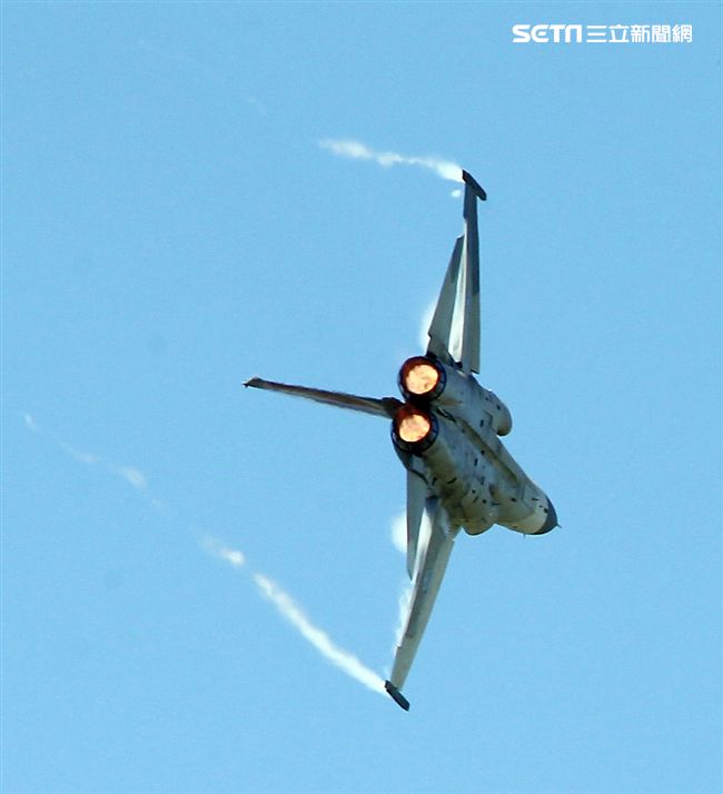 107空軍國防知性之旅營區開放台東志航基地登場，IDF經國號戰機實施高難度性能展示。（記者邱榮吉/台東拍攝）