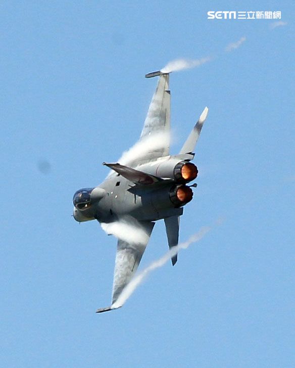107空軍國防知性之旅營區開放台東志航基地登場，IDF經國號戰機實施高難度性能展示。（記者邱榮吉/台東拍攝）