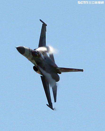 107空軍國防知性之旅營區開放台東志航基地登場，IDF經國號戰機實施高難度性能展示。（記者邱榮吉/台東拍攝）
