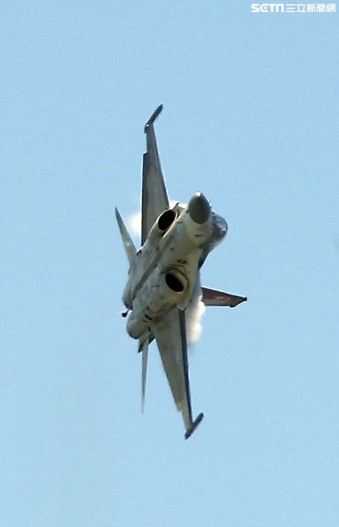107空軍國防知性之旅營區開放台東志航基地登場，IDF經國號戰機實施高難度性能展示。（記者邱榮吉/台東拍攝）