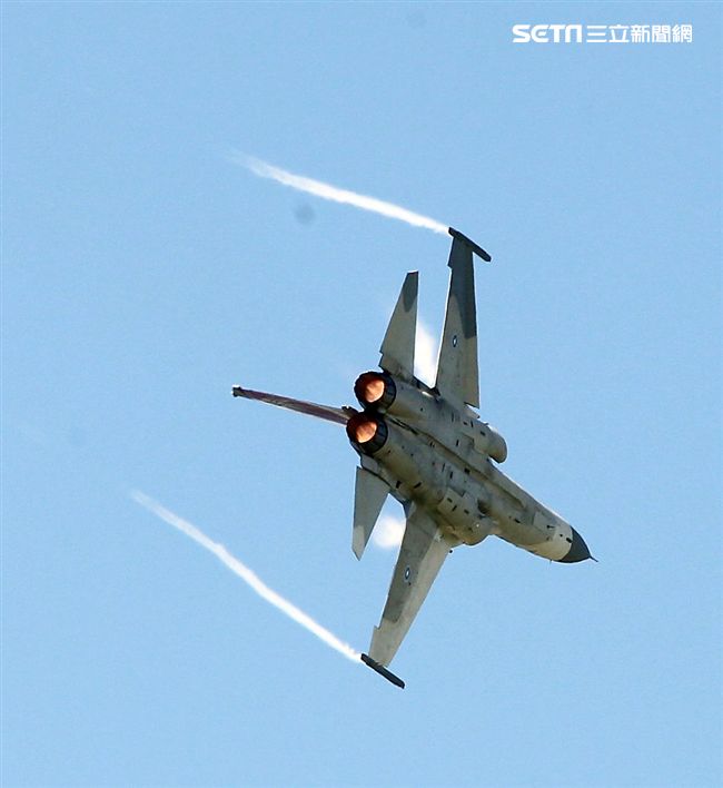 107空軍國防知性之旅營區開放台東志航基地登場，IDF經國號戰機實施高難度性能展示。（記者邱榮吉/台東拍攝）