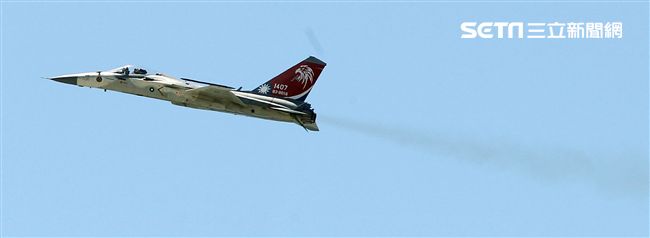107空軍國防知性之旅營區開放台東志航基地登場，IDF經國號戰機實施高難度性能展示。（記者邱榮吉/台東拍攝）
