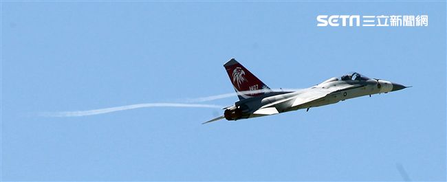 107空軍國防知性之旅營區開放台東志航基地登場，IDF經國號戰機實施高難度性能展示。（記者邱榮吉/台東拍攝）