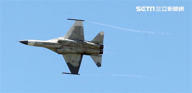 107空軍國防知性之旅營區開放台東志航基地登場，IDF經國號戰機實施高難度性能展示。（記者邱榮吉/台東拍攝）