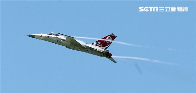 107空軍國防知性之旅營區開放台東志航基地登場，IDF經國號戰機實施高難度性能展示。（記者邱榮吉/台東拍攝）