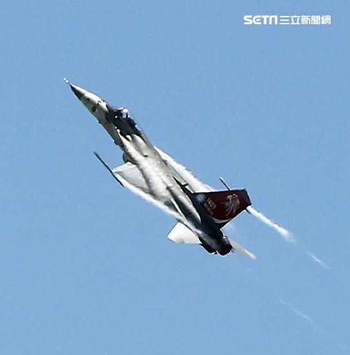 107空軍國防知性之旅營區開放台東志航基地登場，IDF經國號戰機實施高難度性能展示。（記者邱榮吉/台東拍攝）