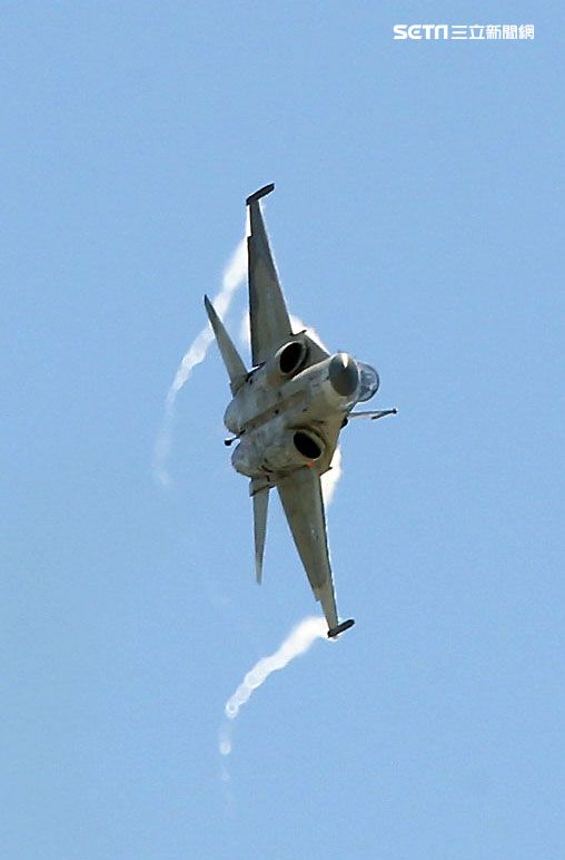 107空軍國防知性之旅營區開放台東志航基地登場，IDF經國號戰機實施高難度性能展示。（記者邱榮吉/台東拍攝）