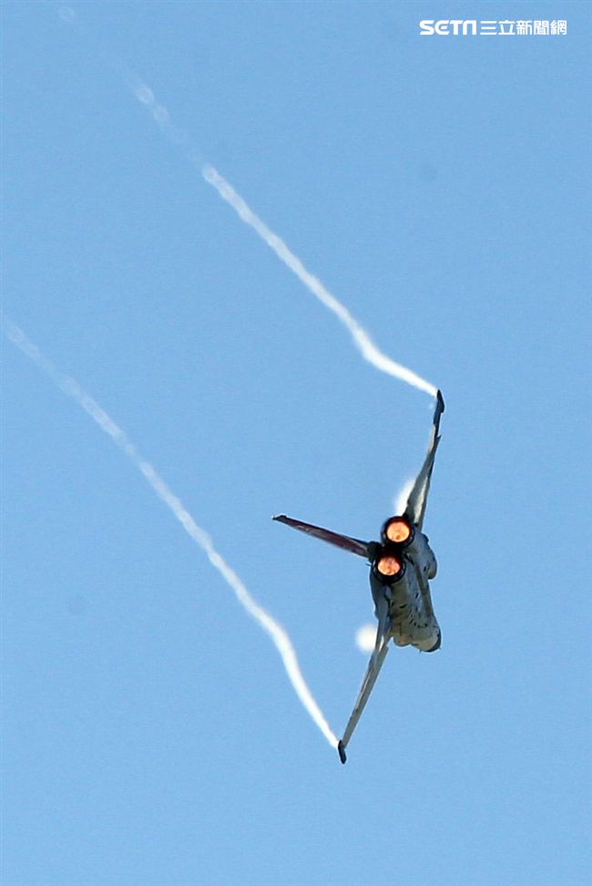 107空軍國防知性之旅營區開放台東志航基地登場，IDF經國號戰機實施高難度性能展示。（記者邱榮吉/台東拍攝）