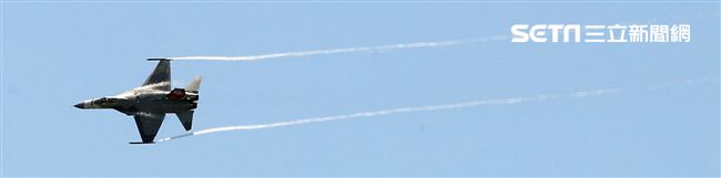 107空軍國防知性之旅營區開放台東志航基地登場，IDF經國號戰機實施高難度性能展示。（記者邱榮吉/台東拍攝）