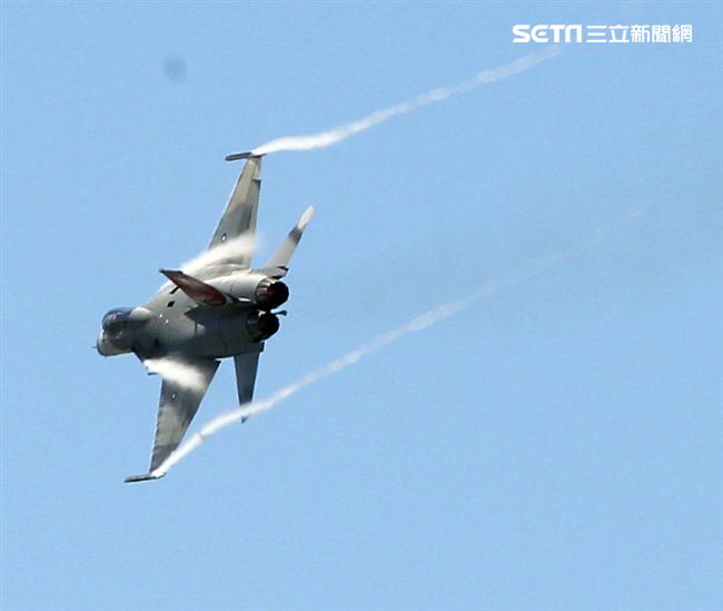 107空軍國防知性之旅營區開放台東志航基地登場，IDF經國號戰機實施高難度性能展示。（記者邱榮吉/台東拍攝）