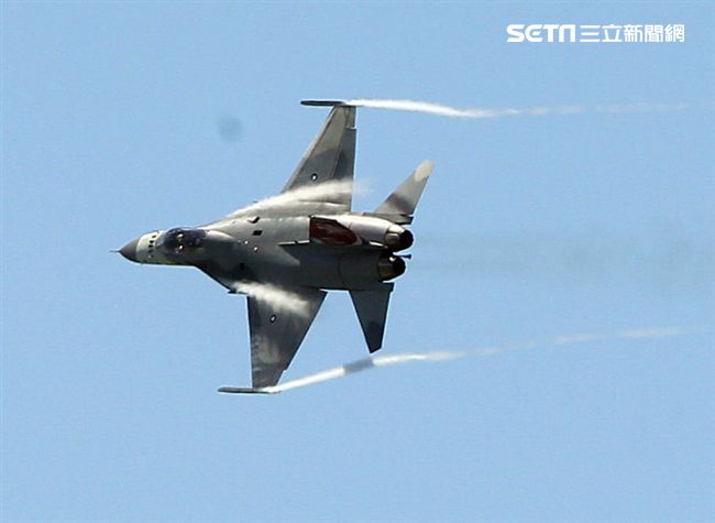 107空軍國防知性之旅營區開放台東志航基地登場，IDF經國號戰機實施高難度性能展示。（記者邱榮吉/台東拍攝）