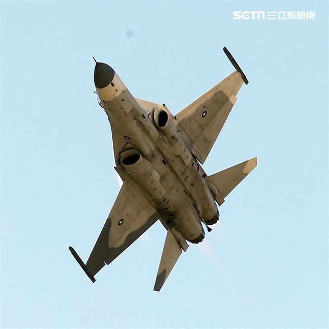 107空軍國防知性之旅營區開放台東志航基地登場，IDF經國號戰機實施高難度性能展示。（記者邱榮吉/台東拍攝）