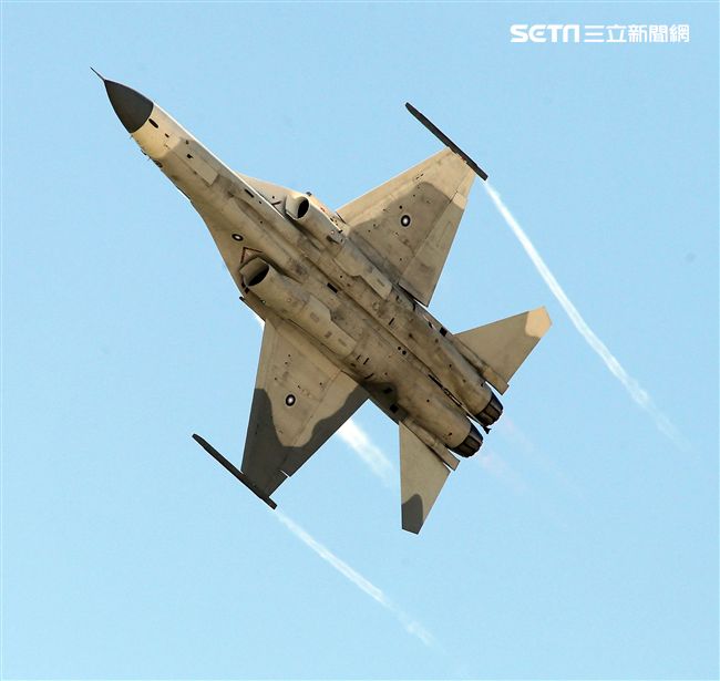 107空軍國防知性之旅營區開放台東志航基地登場，IDF經國號戰機實施高難度性能展示。（記者邱榮吉/台東拍攝）