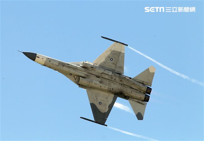 107空軍國防知性之旅營區開放台東志航基地登場，IDF經國號戰機實施高難度性能展示。（記者邱榮吉/台東拍攝）