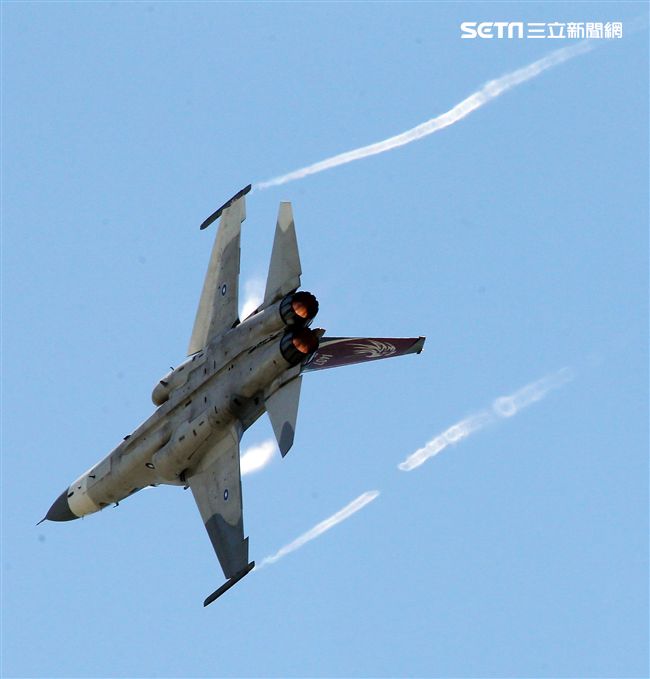 107空軍國防知性之旅營區開放台東志航基地登場，IDF經國號戰機實施高難度性能展示。（記者邱榮吉/台東拍攝）