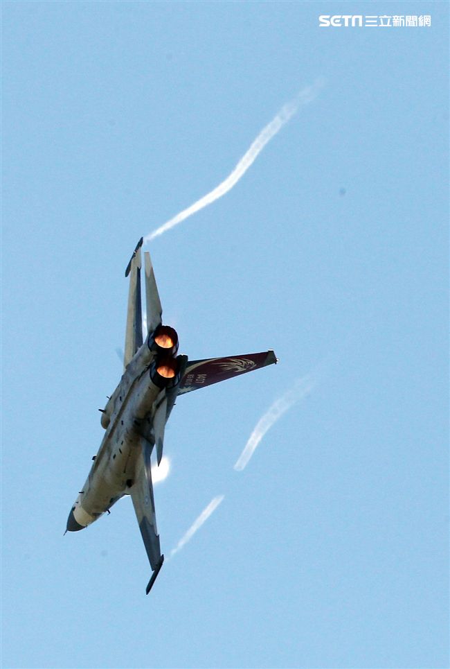 107空軍國防知性之旅營區開放台東志航基地登場，IDF經國號戰機實施高難度性能展示。（記者邱榮吉/台東拍攝）